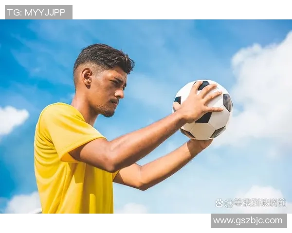 足球明星定妆图揭示他们的魅力与风采，展现球场之外的另一面风情